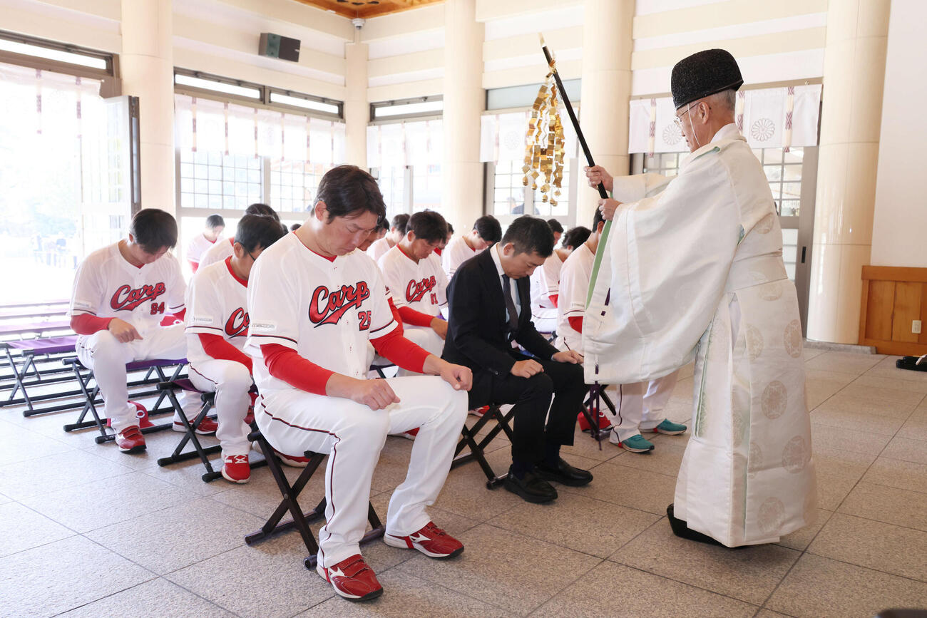 必勝祈願する広島新井監督（前列左）ら（撮影・加藤孝規）