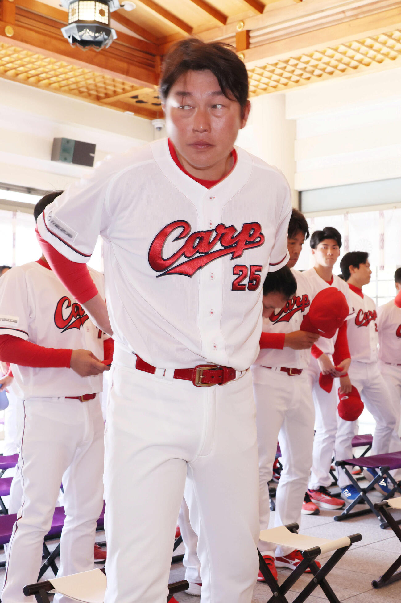 必勝祈願を終えた広島新井監督（撮影・加藤孝規）