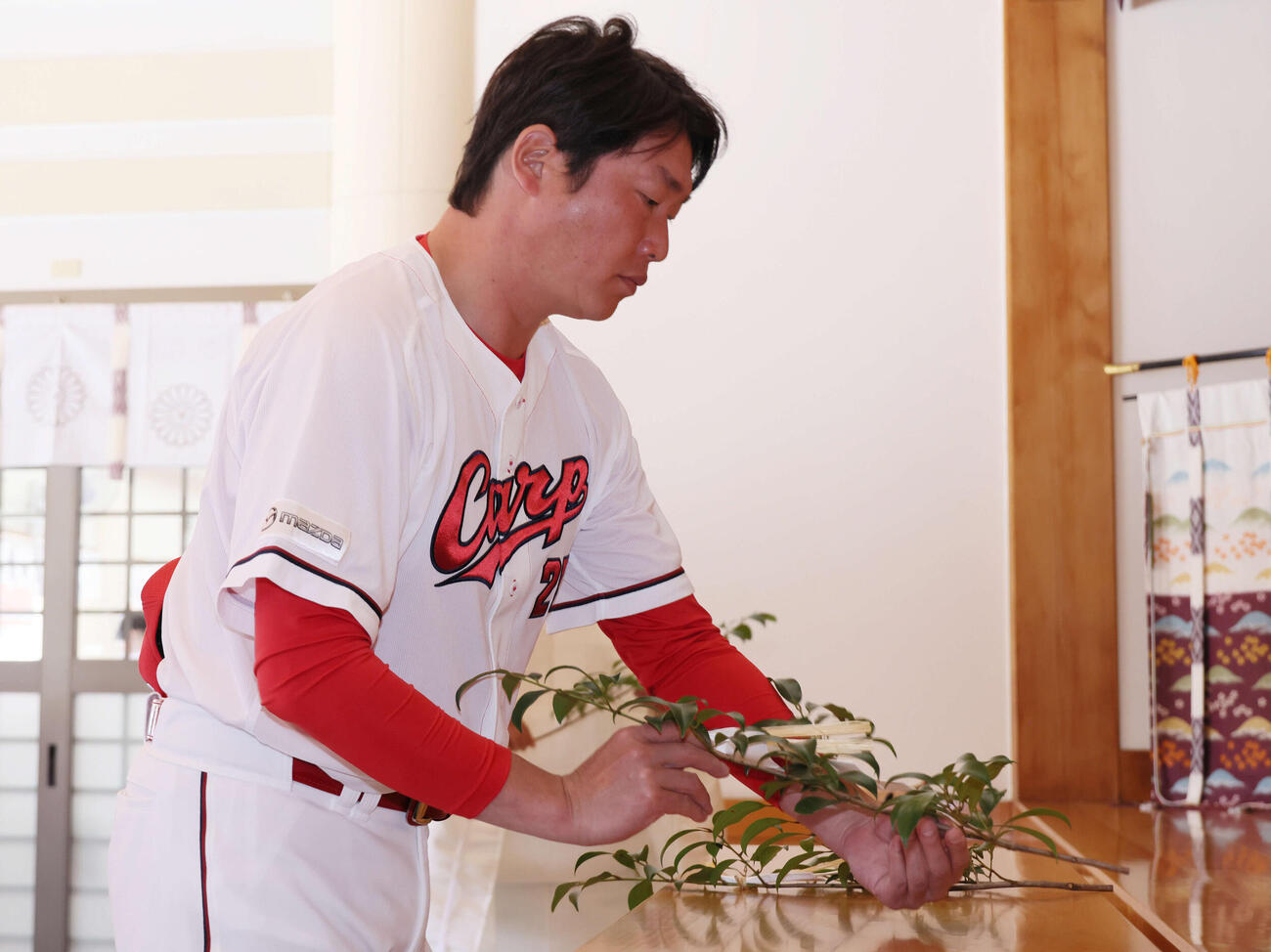 必勝祈願のため、玉串を奉納する広島新井監督（撮影・加藤孝規）