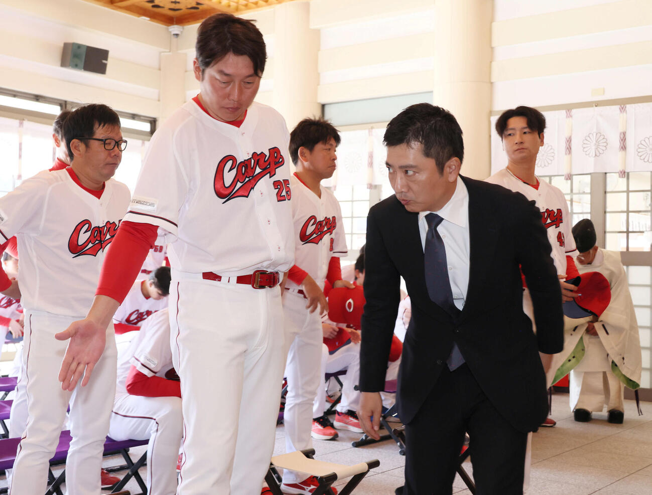必勝祈願を終えた広島新井監督（左）と松田オーナー代行（撮影・加藤孝規）