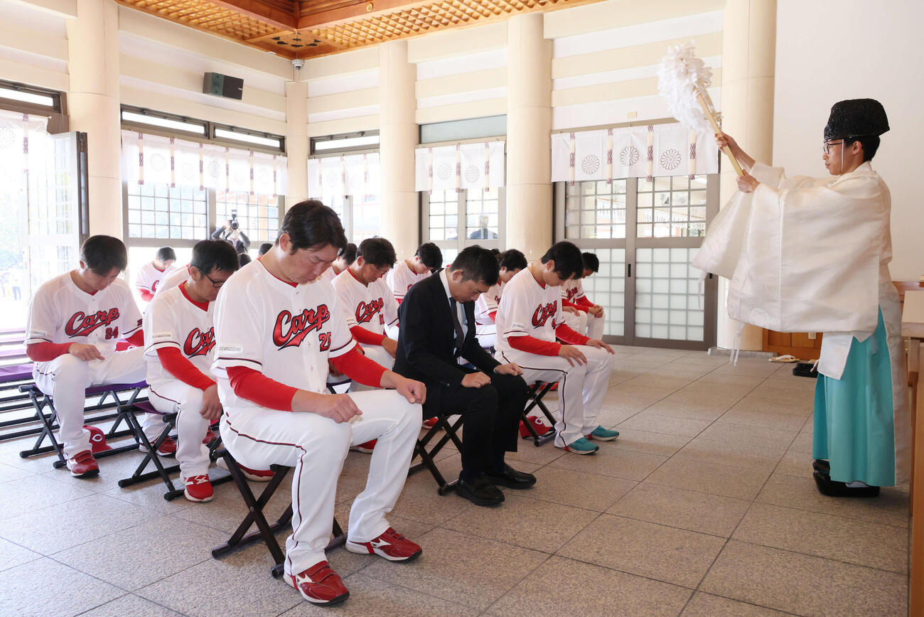 必勝祈願する広島新井監督（前列左）ら（撮影・加藤孝規）