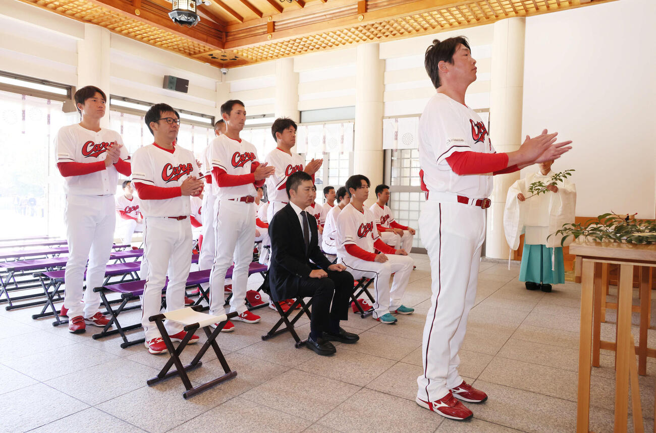 必勝祈願する広島新井監督（右）ら（撮影・加藤孝規）