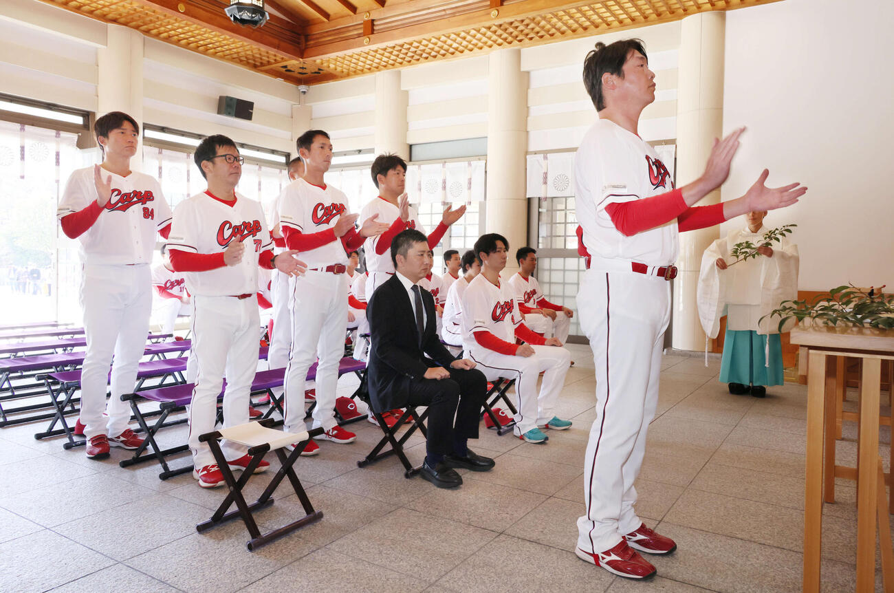 必勝祈願する広島新井監督（右）ら（撮影・加藤孝規）