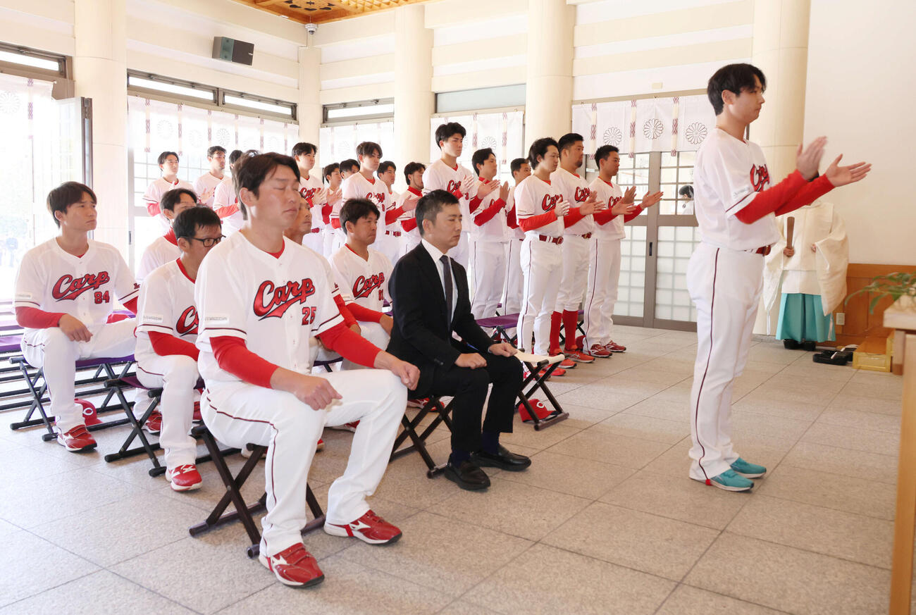 必勝祈願する広島島内選手会長（右）ら。前列左は新井監督（撮影・加藤孝規）