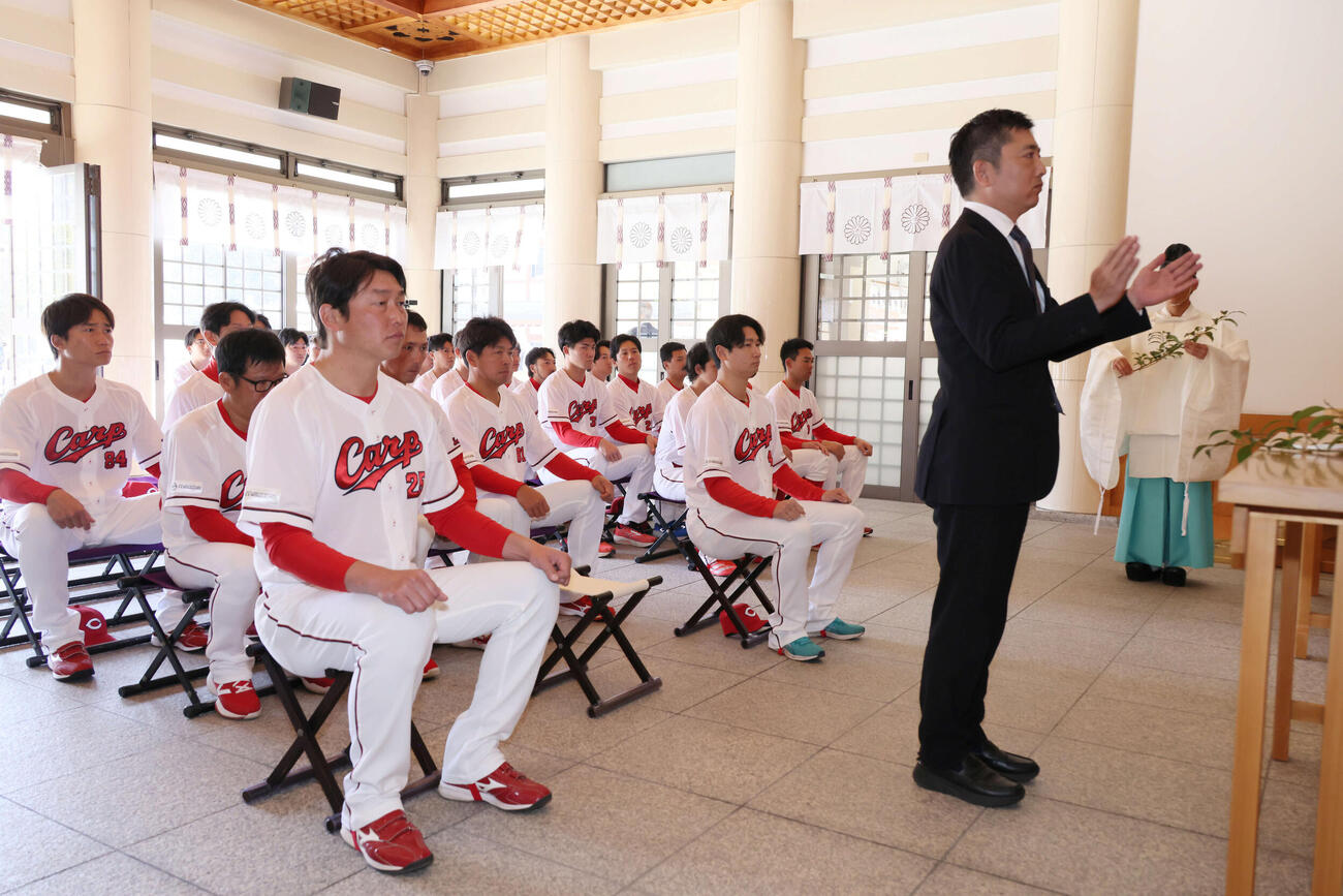 必勝祈願する松田オーナー代行（右）。前列左は広島新井監督（撮影・加藤孝規）