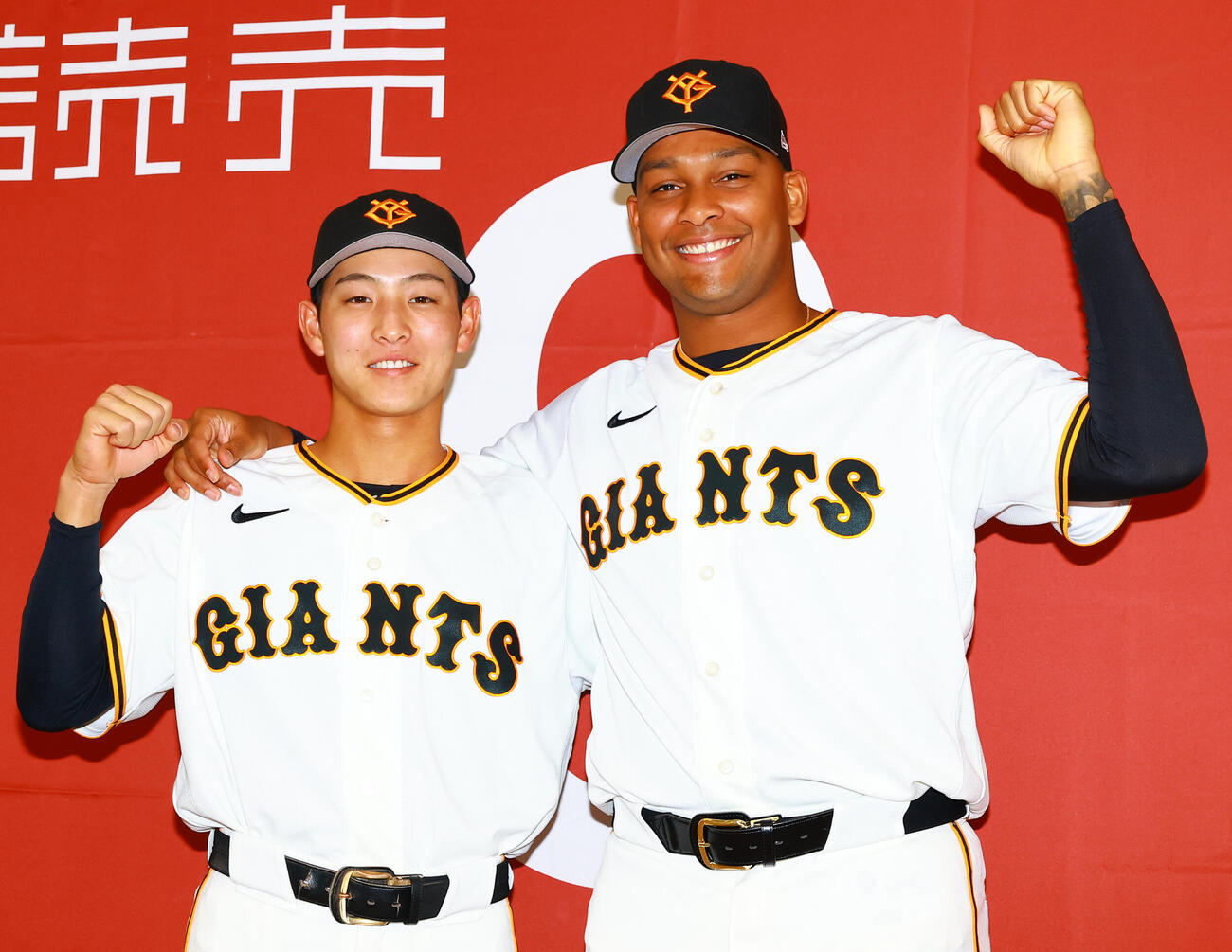支配下に登録され会見する巨人宇都宮（左）とルシアーノ（撮影・野上伸悟）