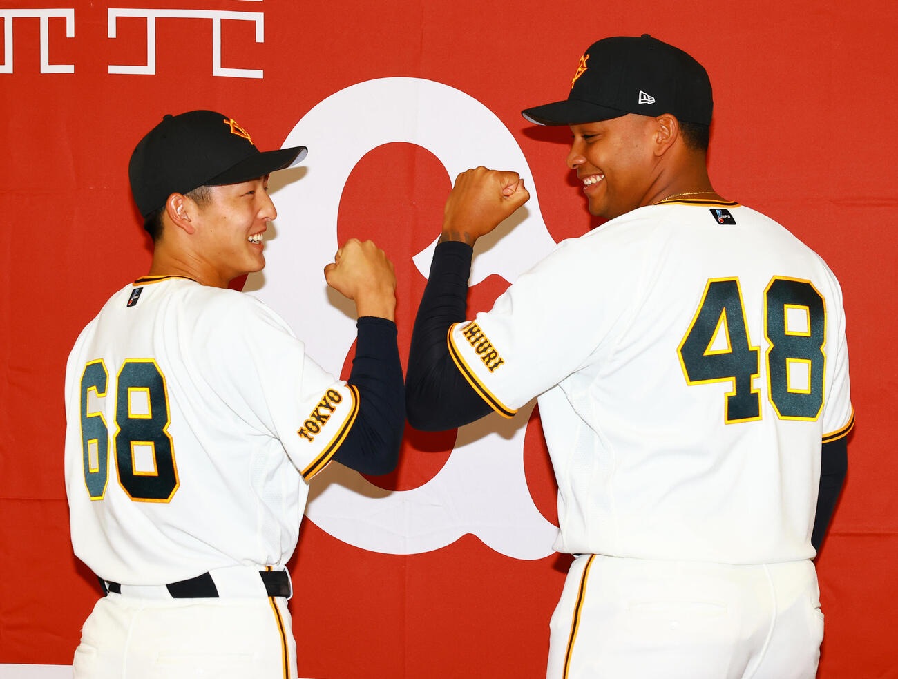 支配下に登録され会見する巨人宇都宮（左）とルシアーノ（撮影・野上伸悟）