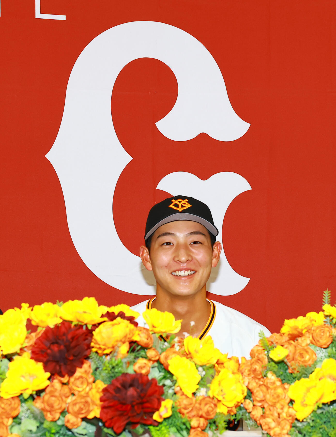 支配下に登録され笑顔で会見する巨人宇都宮（撮影・野上伸悟）