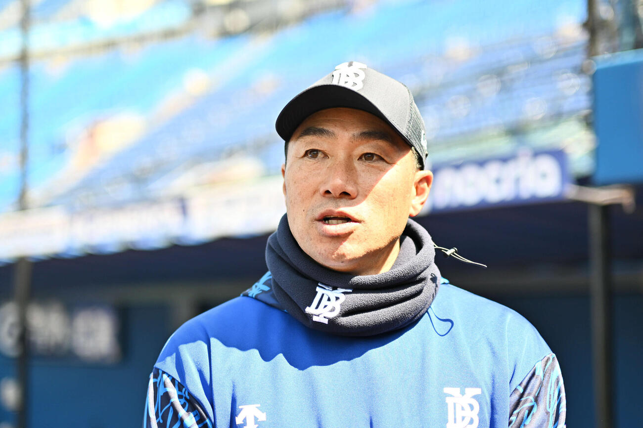 取材に応じるDeNA相川監督（撮影・滝沢徹郎）