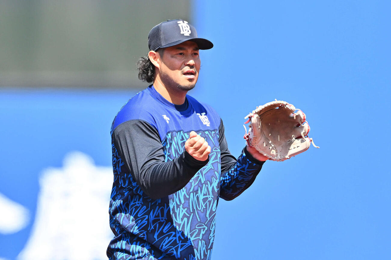 ノックを受けるDeNA宮崎（撮影・滝沢徹郎）
