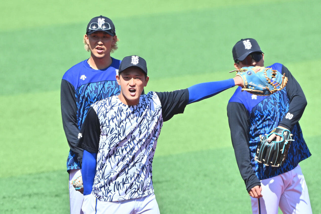 声を出しノックを受けるDeNA松尾（手前）（撮影・滝沢徹郎）