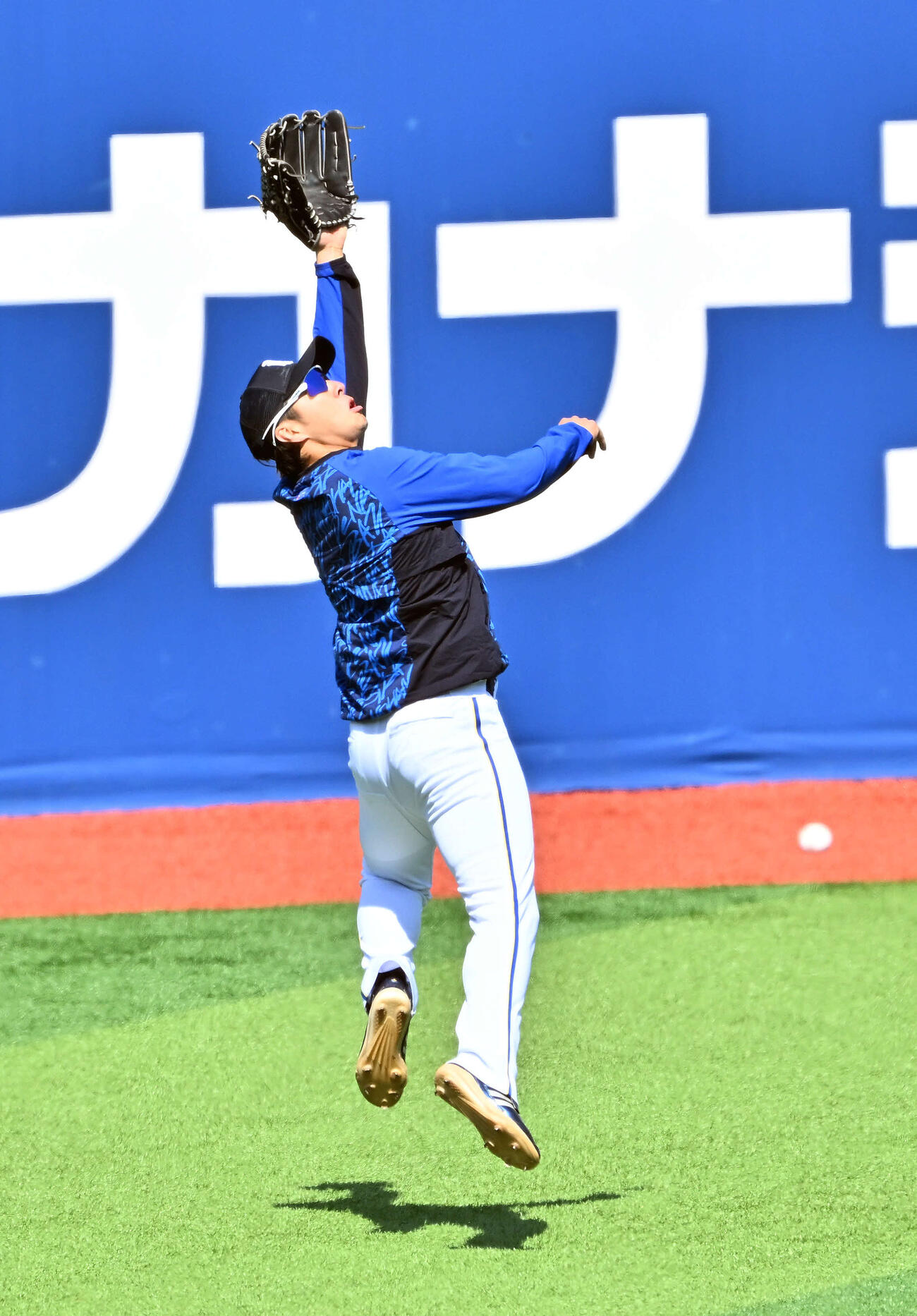 ノックを受けるDeNA度会（撮影・滝沢徹郎）