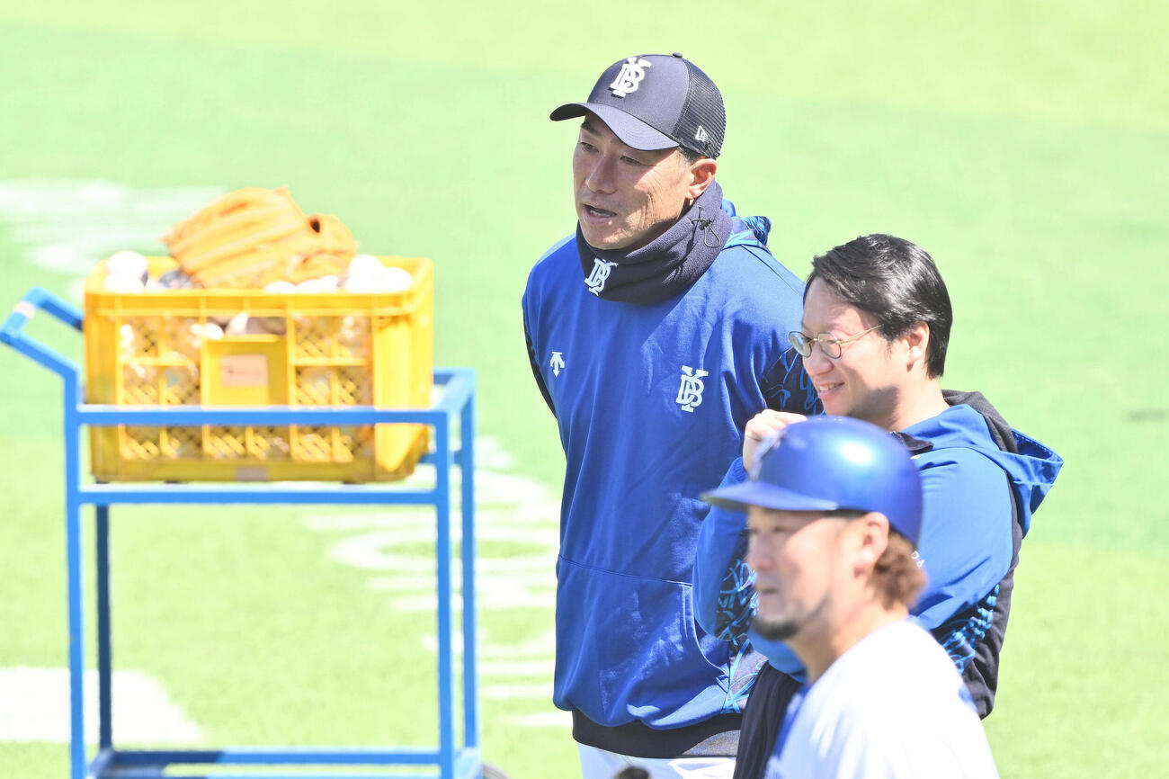 練習をする選手を見守るDeNA相川監督（後方）（撮影・滝沢徹郎）