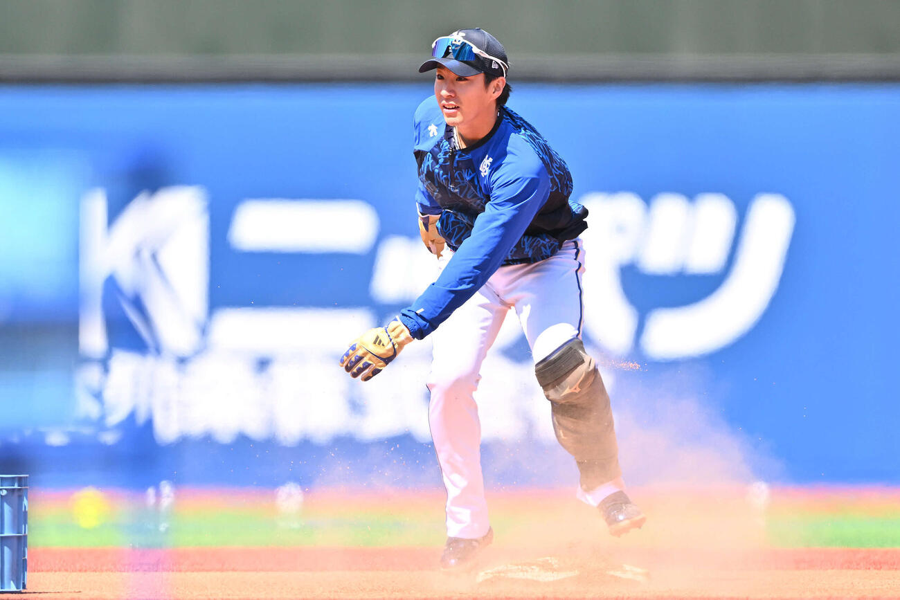 走塁練習をするDeNA度会（撮影・滝沢徹郎）