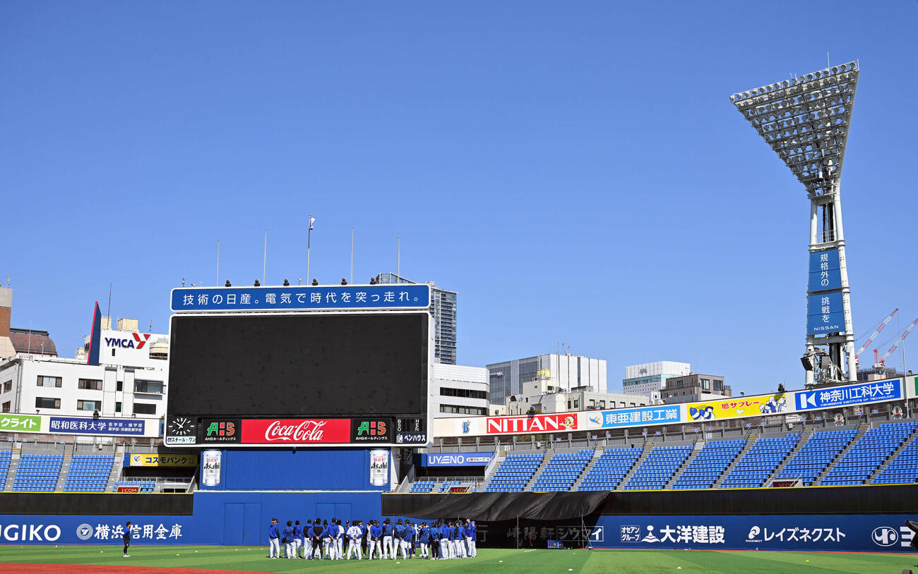 練習前に集合するDeNAの選手たち（撮影・滝沢徹郎）