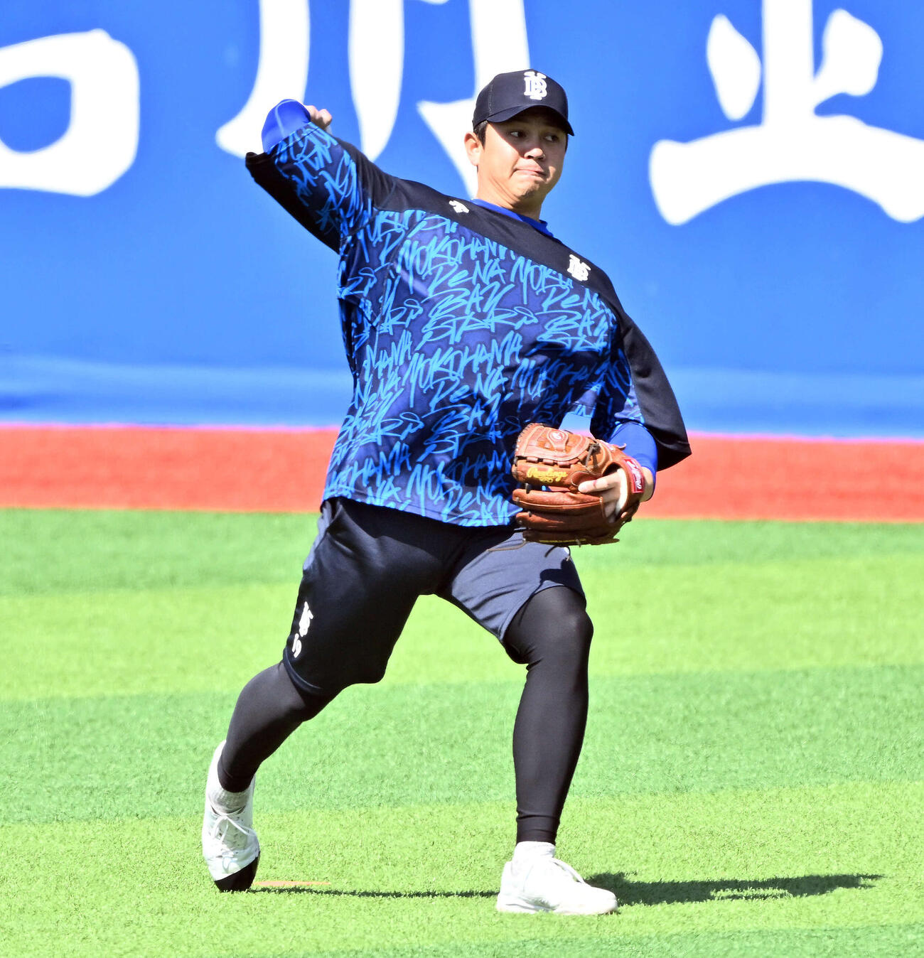 キャッチボールで調整するDeNA山崎（撮影・滝沢徹郎）