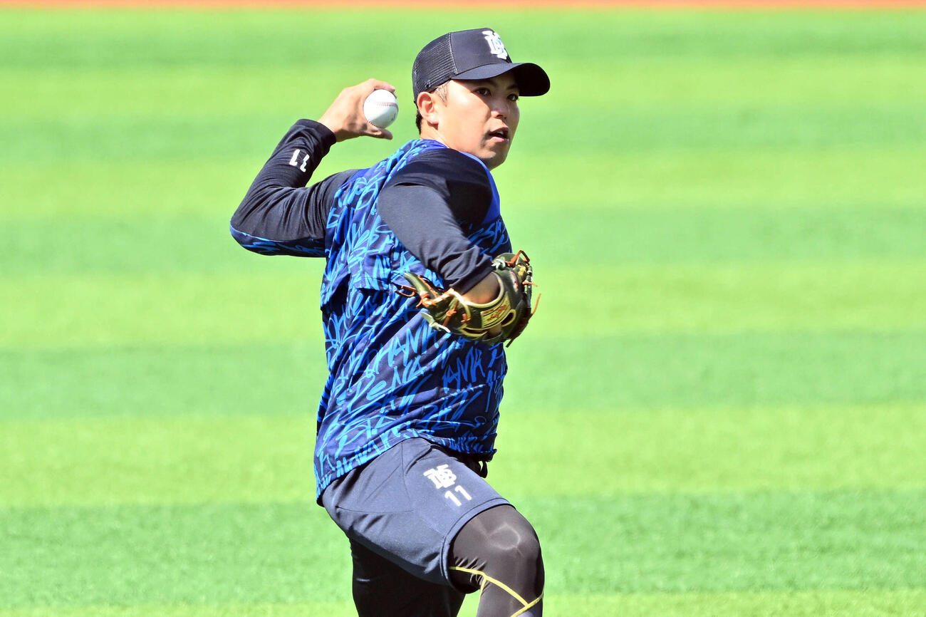 キャッチボールで調整するDeNA東（撮影・滝沢徹郎）