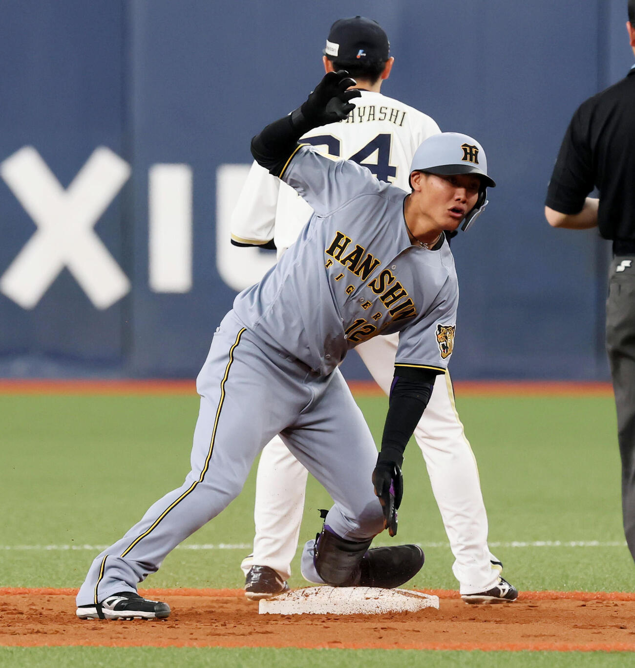 オリックス対阪神　3回表阪神1死二塁、西純は適時二塁打を放つ（撮影・加藤哉）