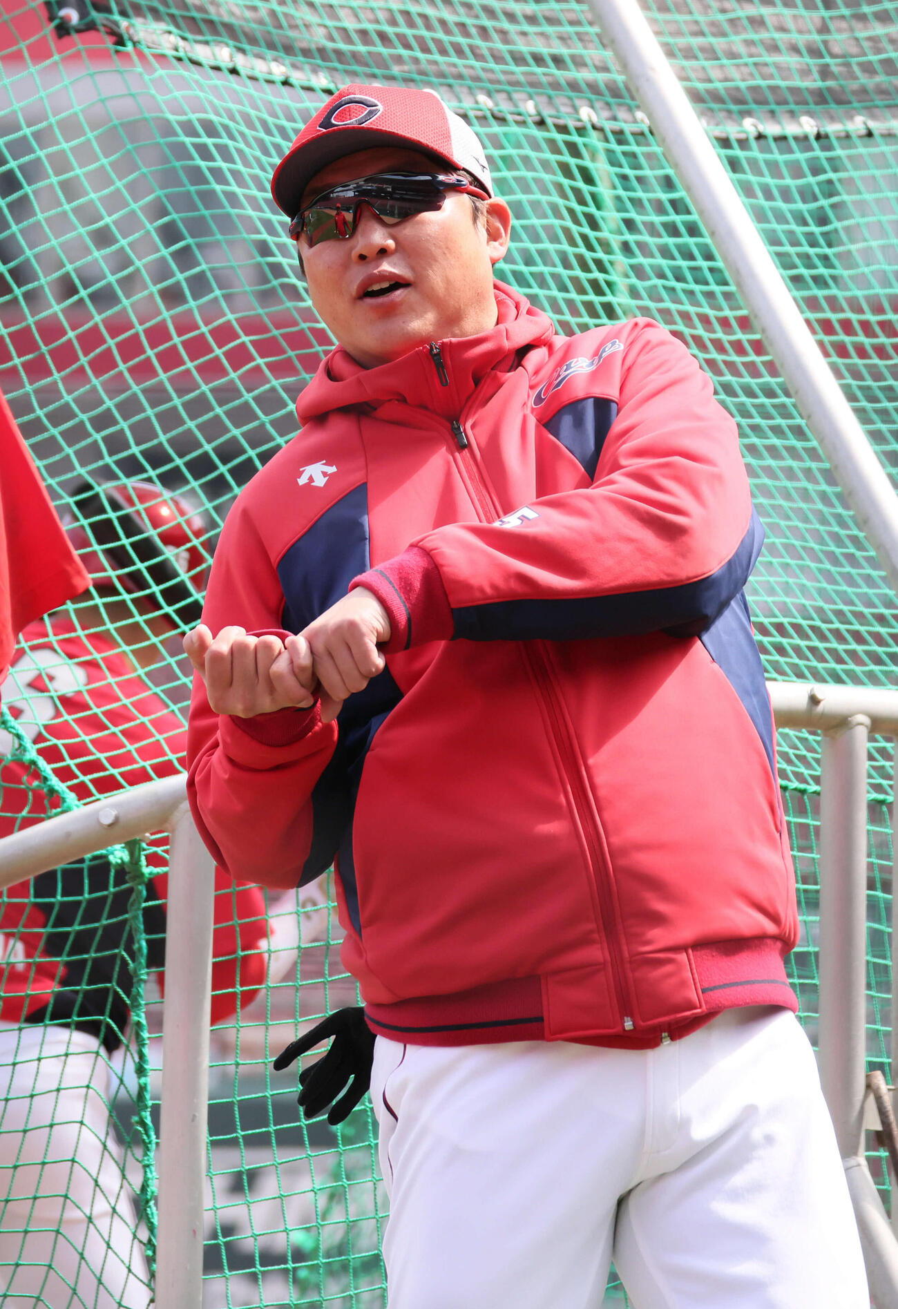 ライトでノックを受ける広島新井監督（撮影・加藤孝規）