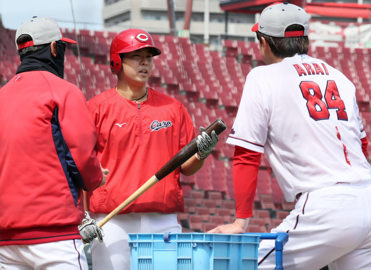 新井打撃コーチ（右）と話し合う広島平川（撮影・加藤孝規）