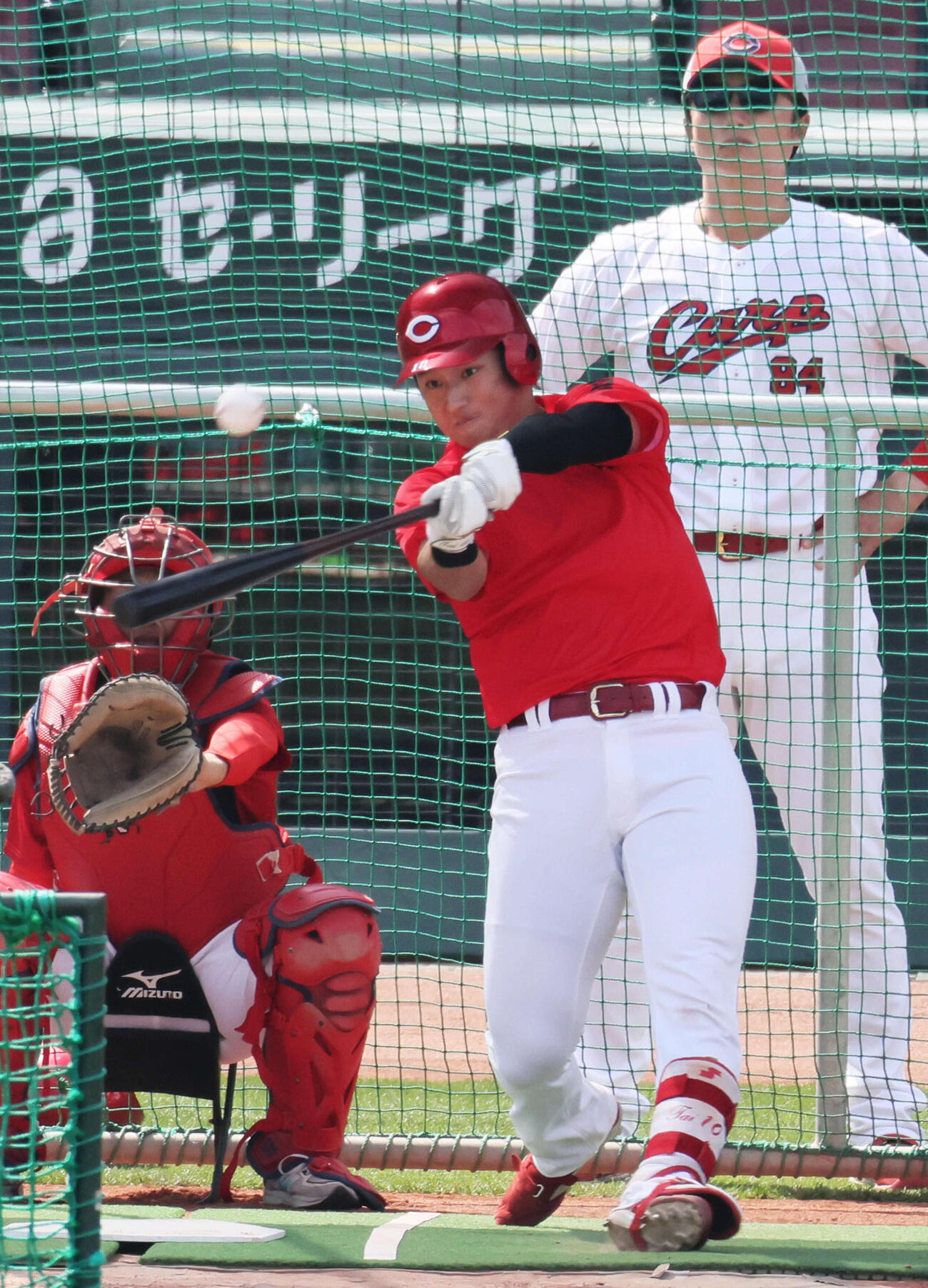 打撃練習をする広島佐々木。後ろは新井打撃コーチ（撮影・加藤孝規）