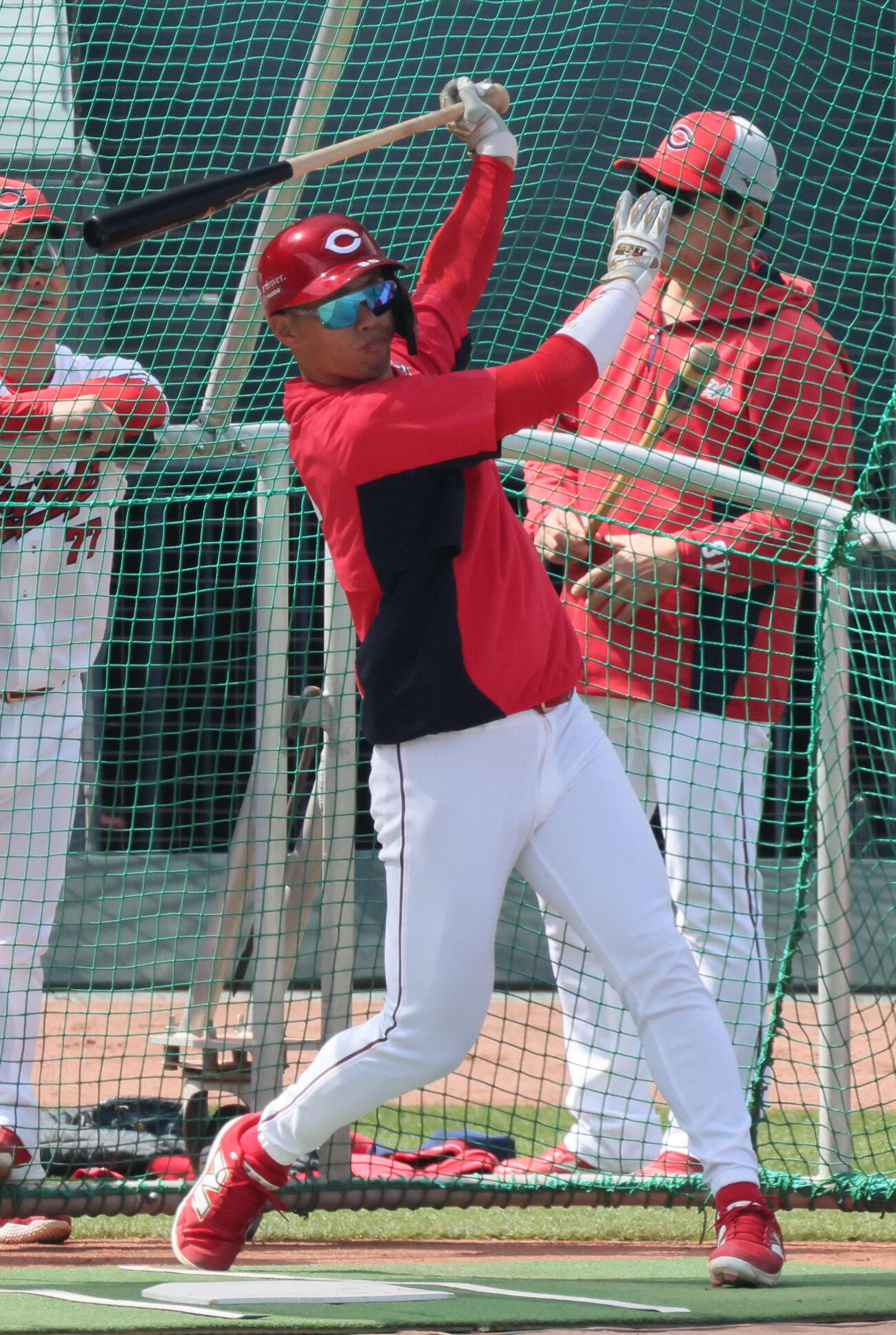 打撃練習をする広島中村奨（撮影・加藤孝規）