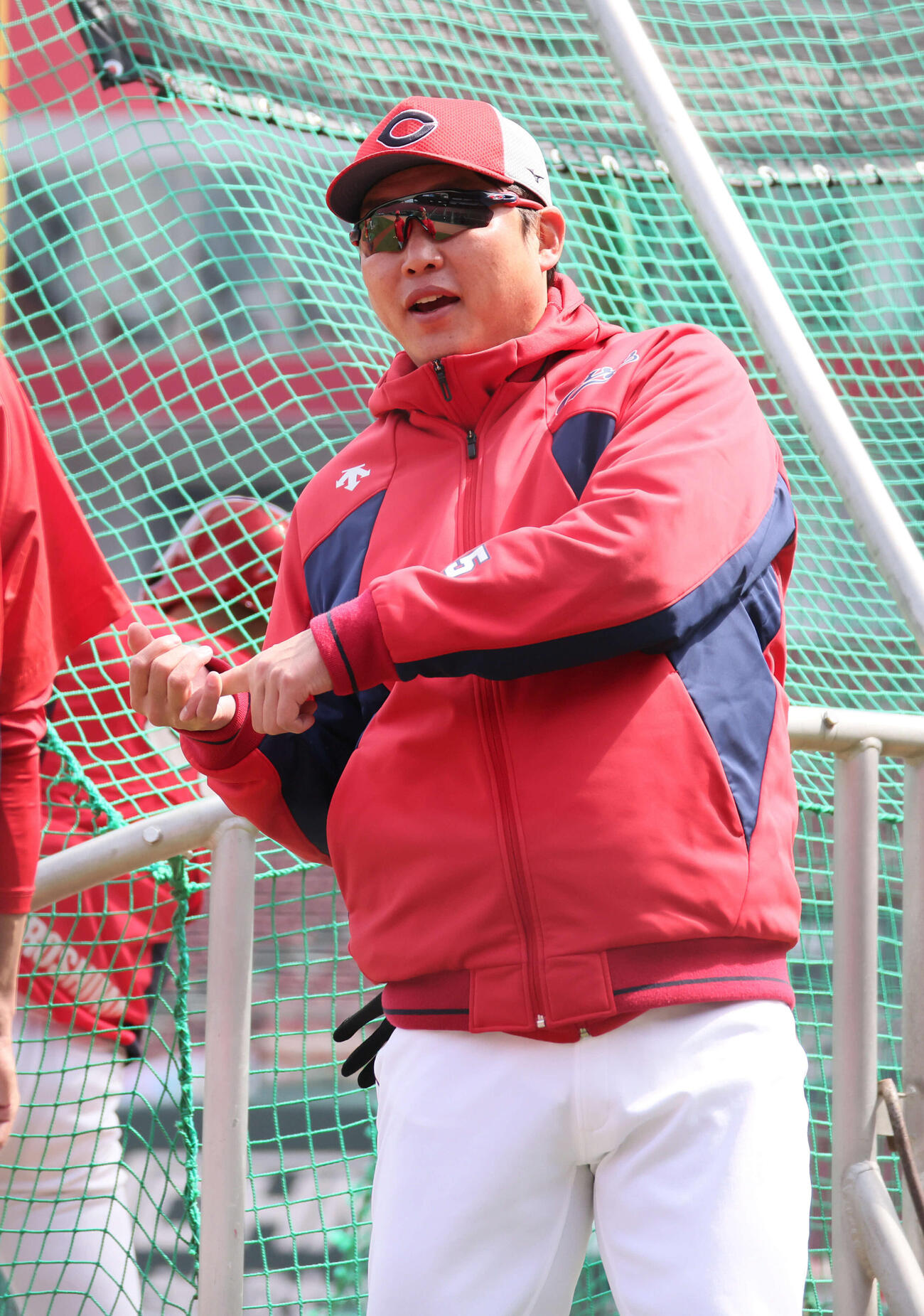 ライトでノックを受ける広島新井監督（撮影・加藤孝規）