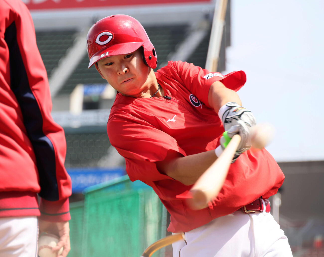 右打席でティー打撃練習をする広島平川（撮影・加藤孝規）