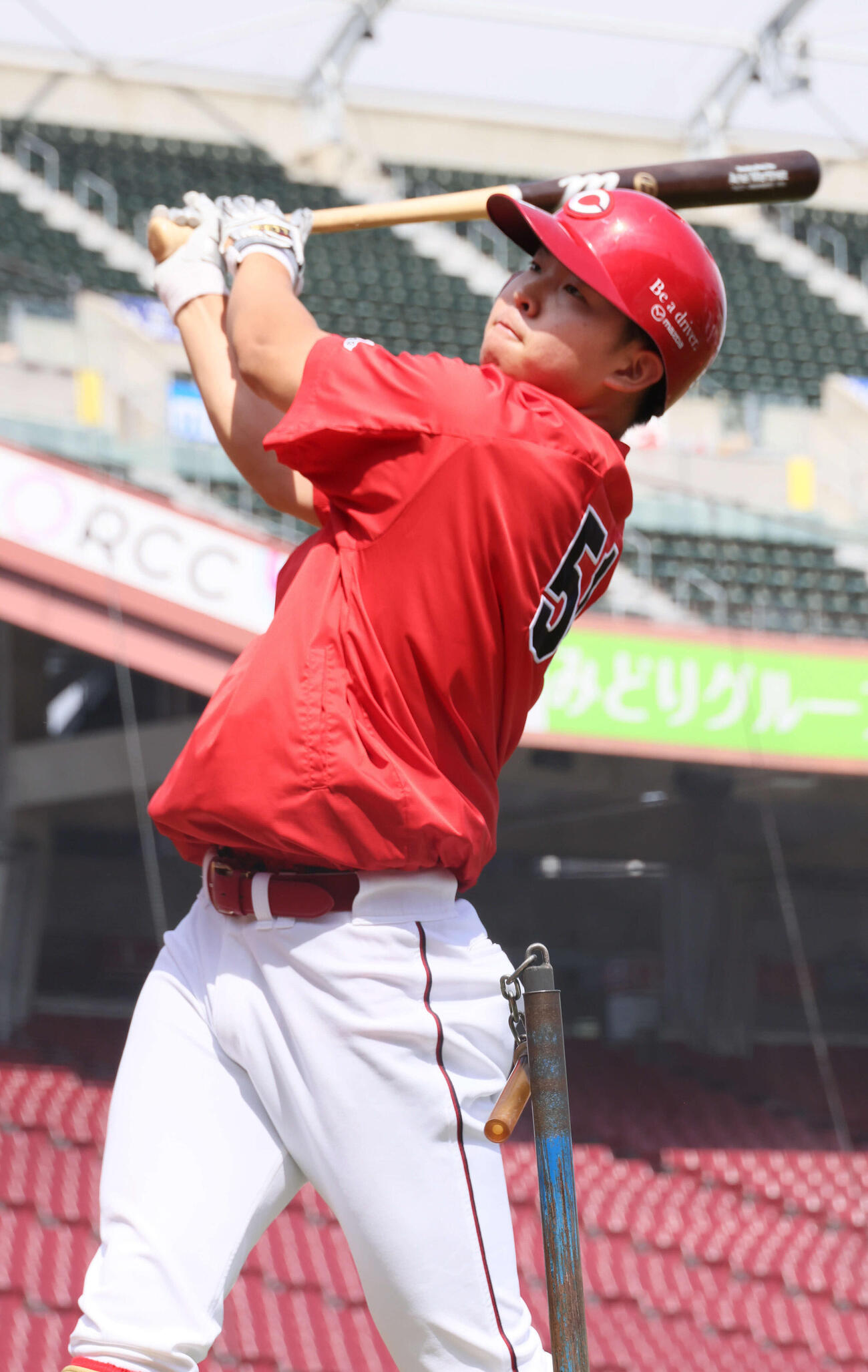 左打席でティー打撃練習をする広島平川（撮影・加藤孝規）