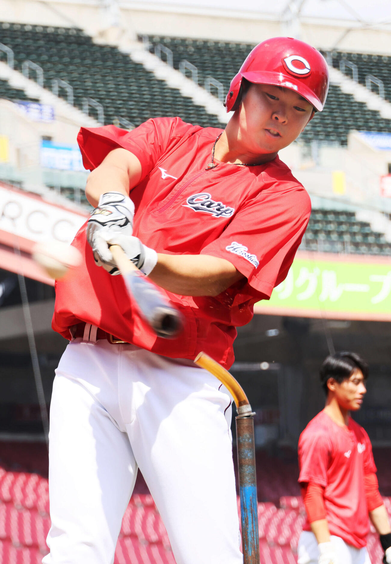 左打席でティー打撃練習をする広島平川（撮影・加藤孝規）
