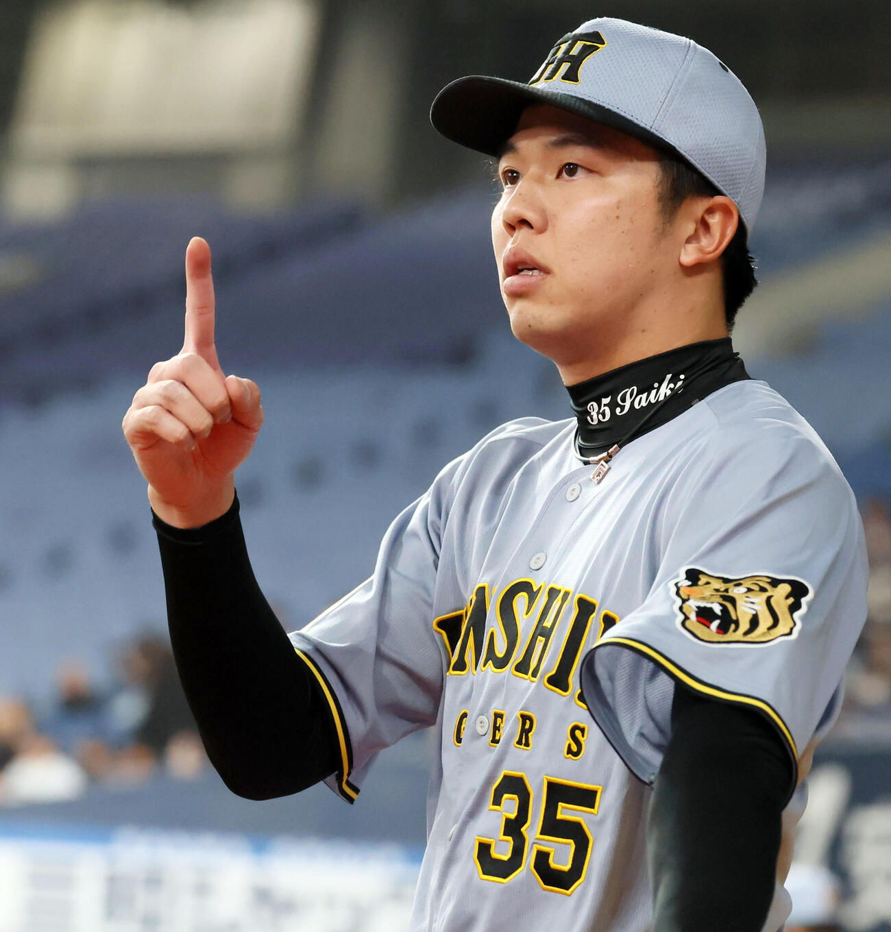 オリックス対阪神　2回表、ベンチ前のキャッチボール中に指を立てる阪神才木（撮影・加藤哉）