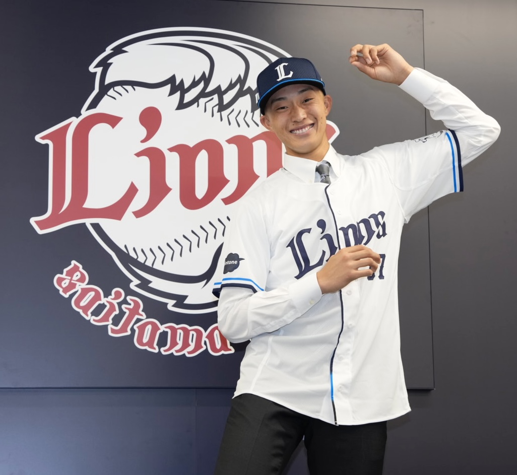 支配下登録され笑顔でポーズをする冨士（撮影・小島史椰）