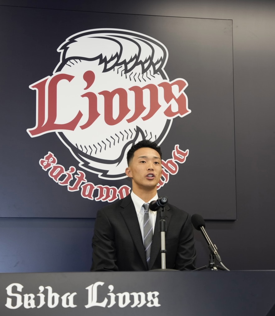 支配下登録され明るい表情で会見する冨士（撮影・小島史椰）