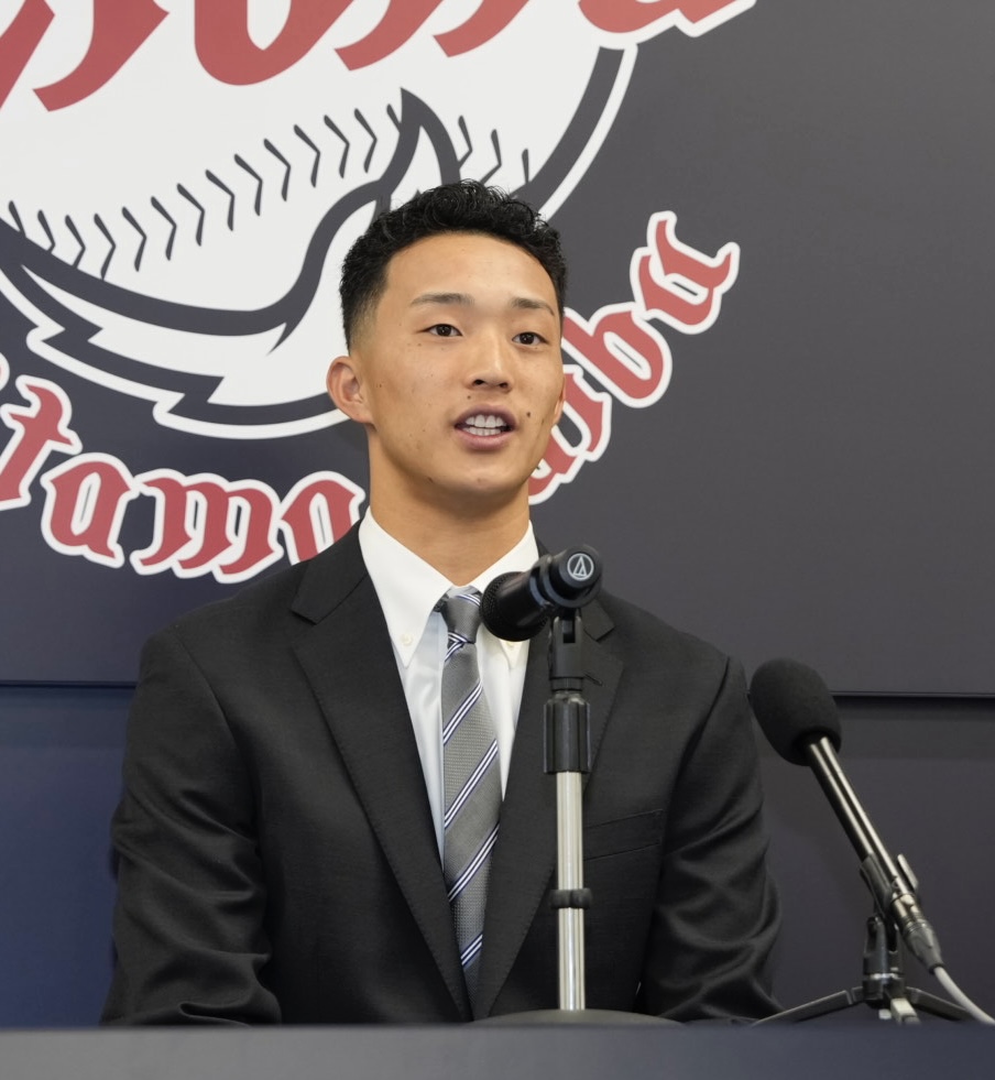 支配下登録され明るい表情で会見する冨士（撮影・小島史椰）