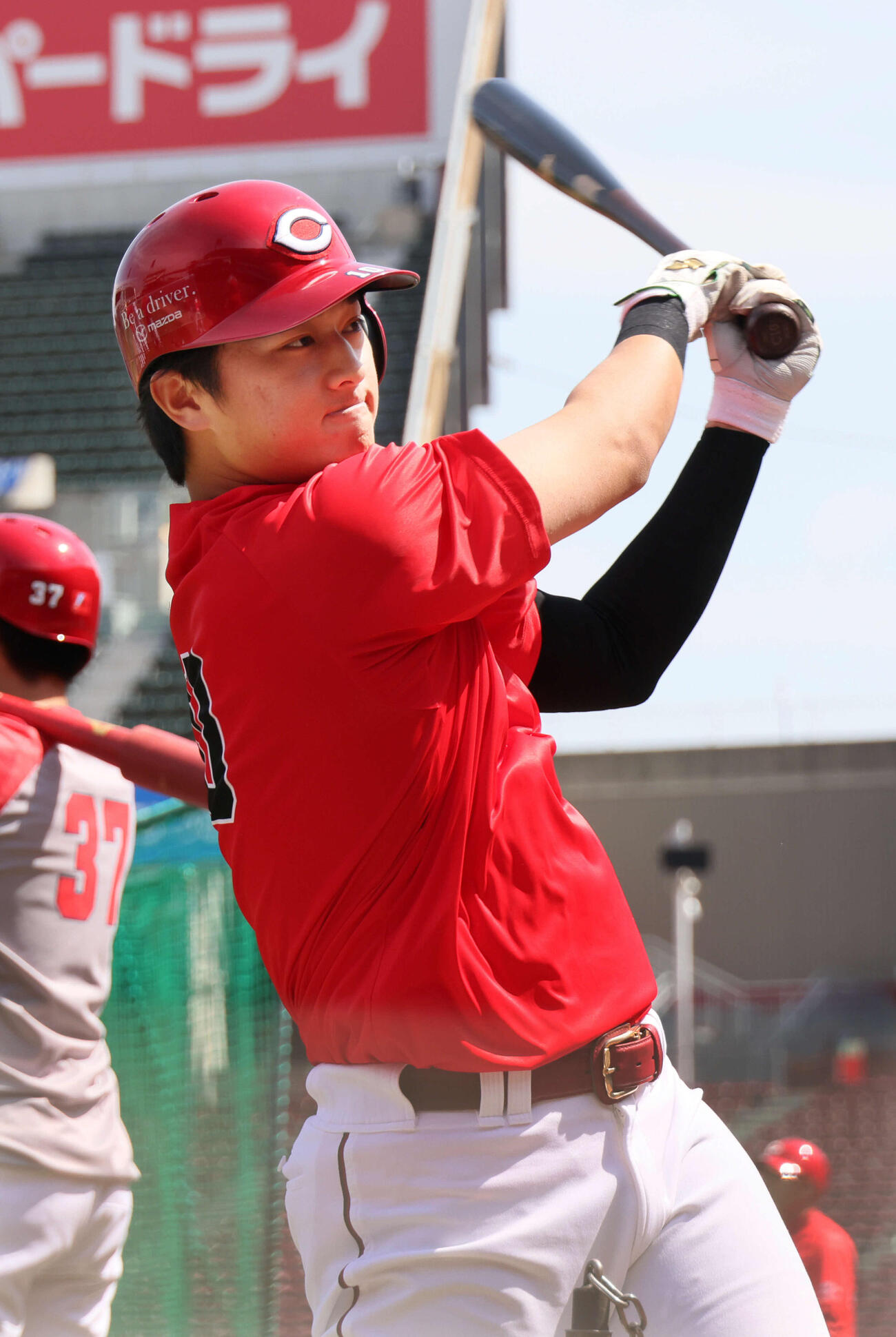 ティー打撃練習をする広島佐々木（撮影・加藤孝規）