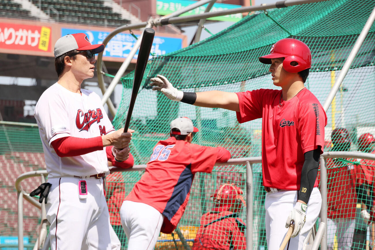 新井打撃コーチ（左）と話し合う広島佐々木（撮影・加藤孝規）
