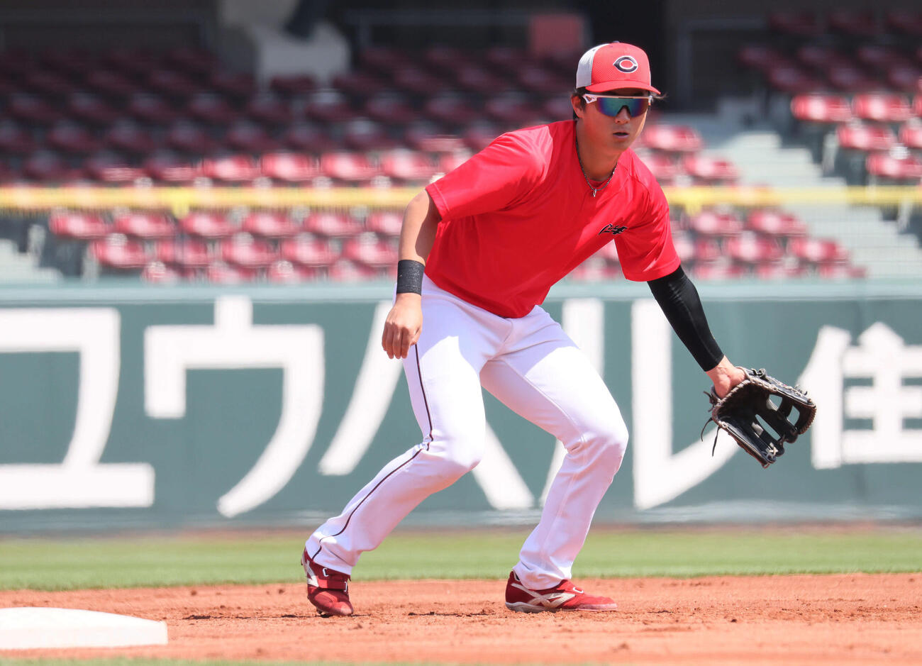 三塁でノックを受ける広島佐々木（撮影・加藤孝規）