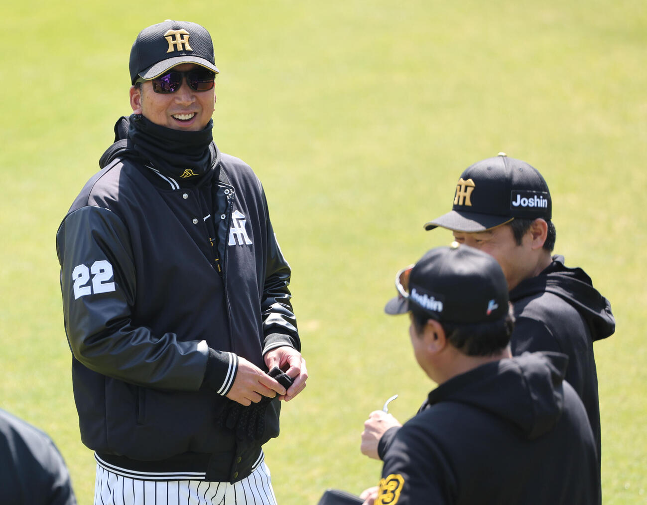 必勝祈願を終え、練習前にコーチ陣と笑顔で話す阪神藤川監督（撮影・西尾就之）