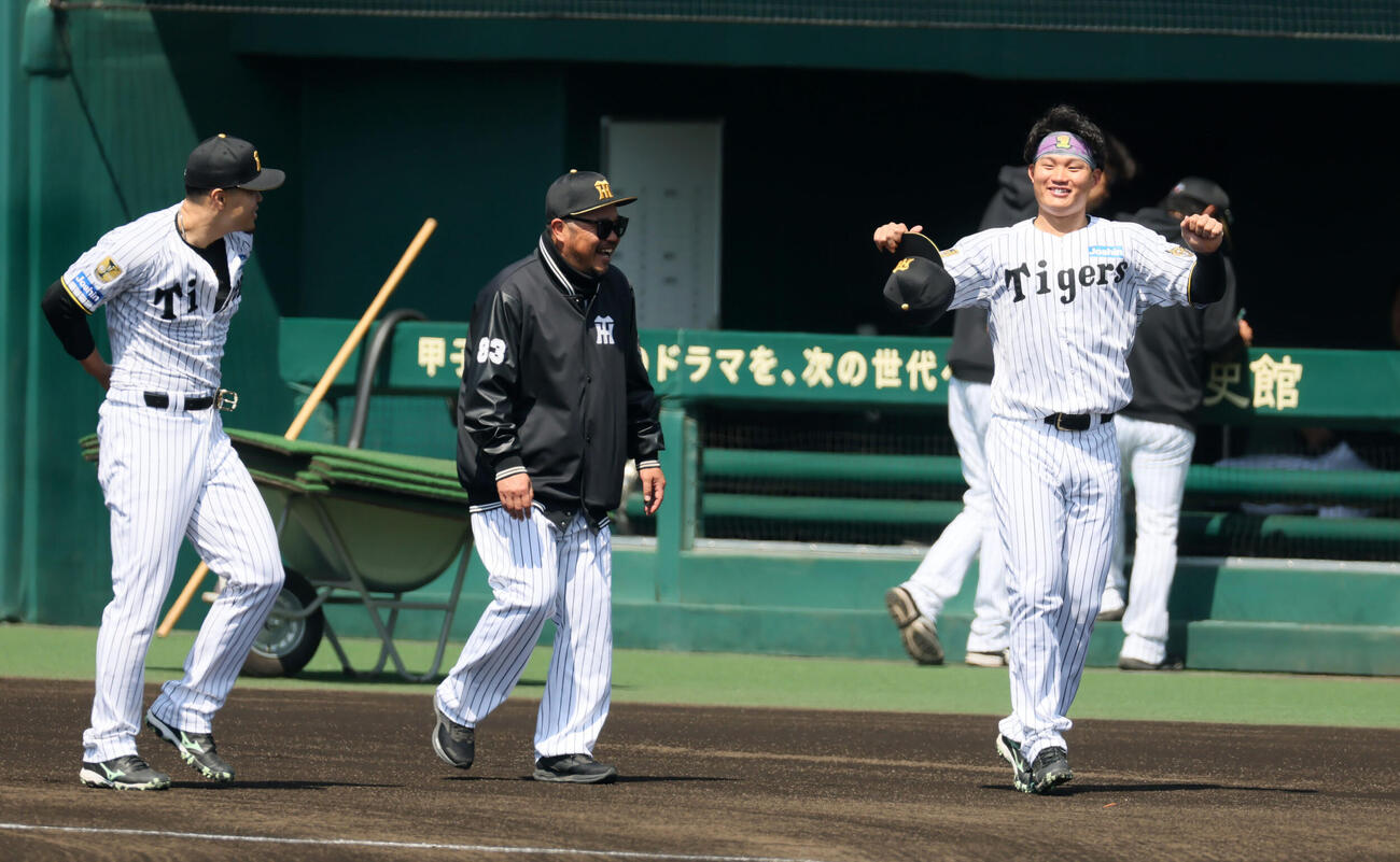 練習前、佐藤（左）、小谷野コーチと談笑する森下（撮影・加藤哉）