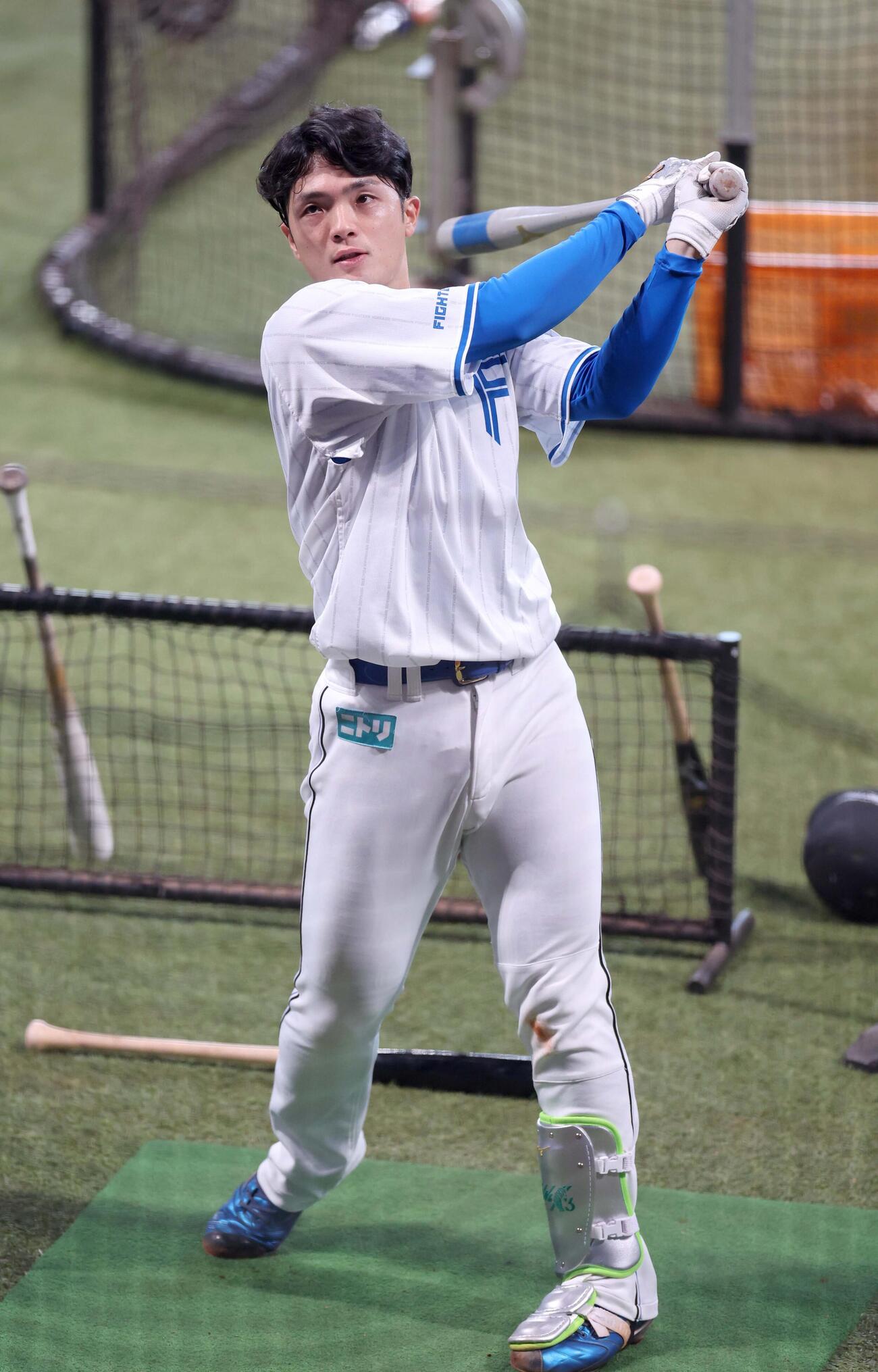 ティー打撃をする日本ハム郡司（撮影・黒川智章）