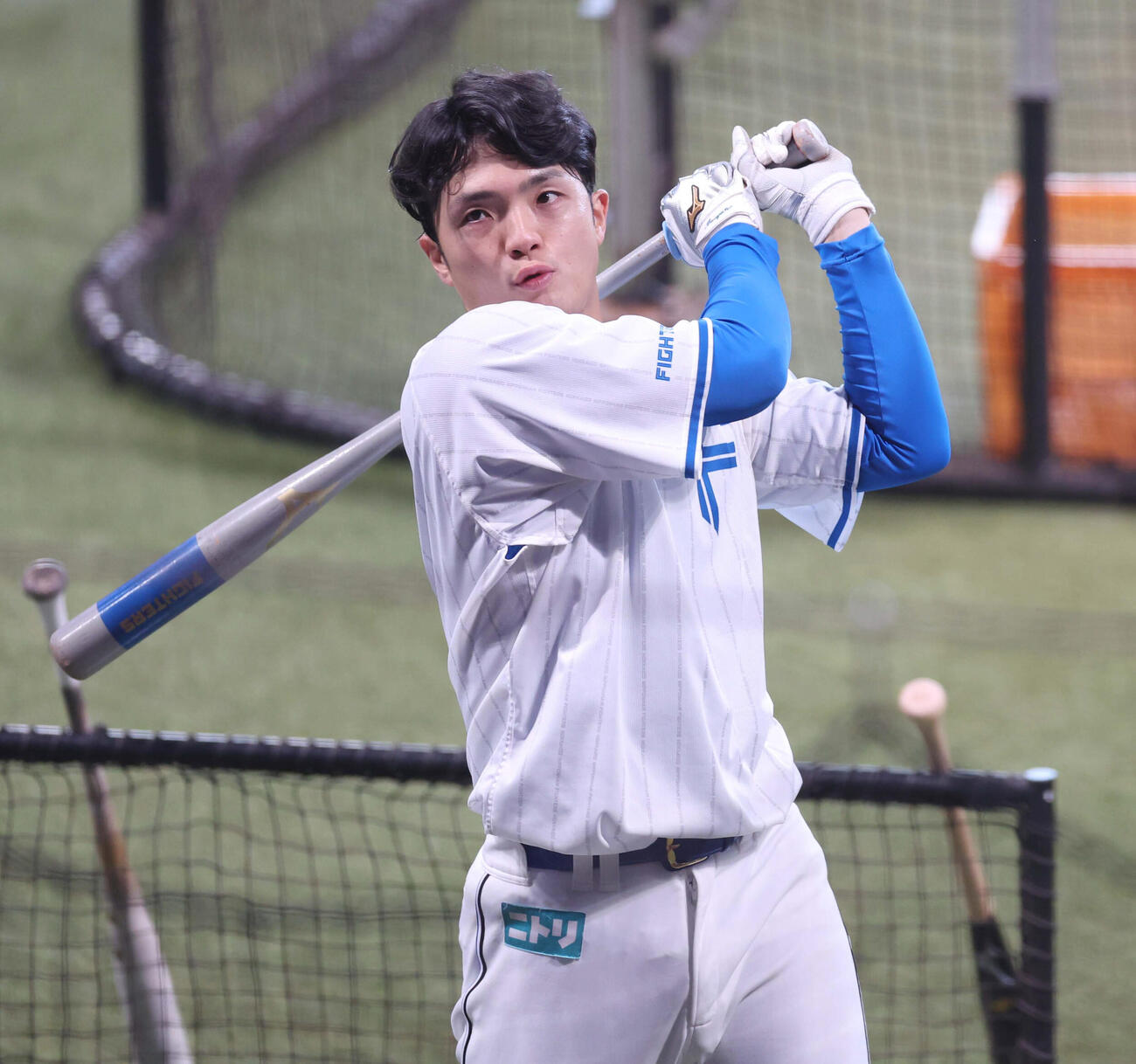 ティー打撃をする日本ハム郡司（撮影・黒川智章）