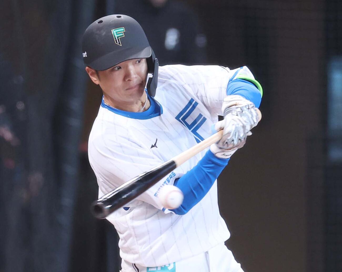 ライブバッティングで安打を放つ日本ハム郡司（撮影・黒川智章）
