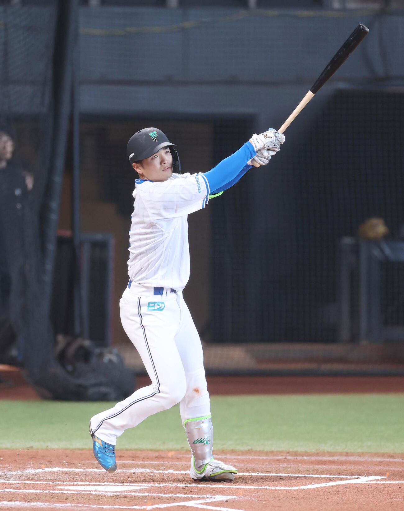 ライブバッティングで安打を放つ日本ハム郡司（撮影・黒川智章）