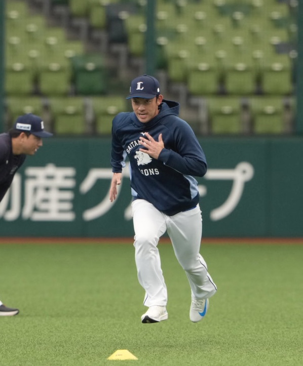 ウオーミングアップをする西武中村（撮影・小島史椰）