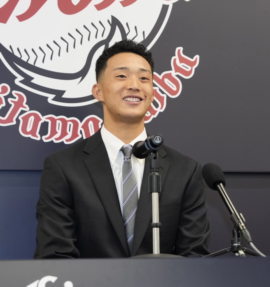 支配下登録され明るい表情で会見する冨士（撮影・小島史椰）