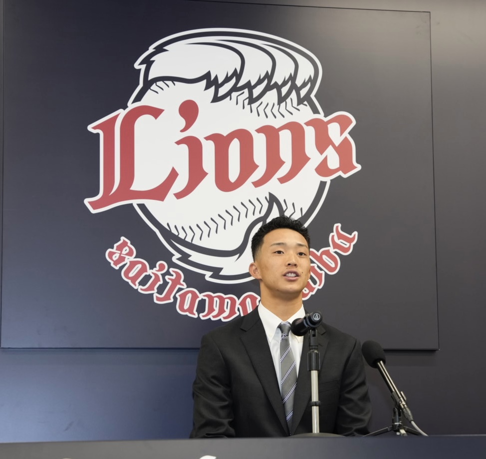 支配下登録され明るい表情で会見する冨士（撮影・小島史椰）