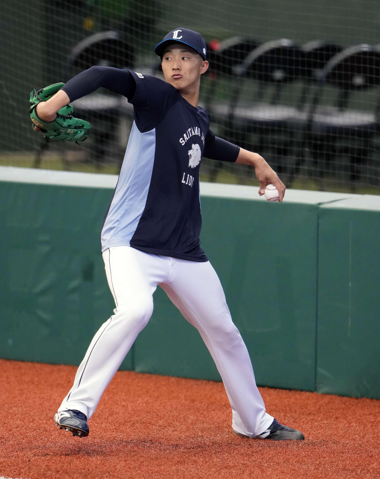 キャッチボールをする冨士（撮影・小島史椰）