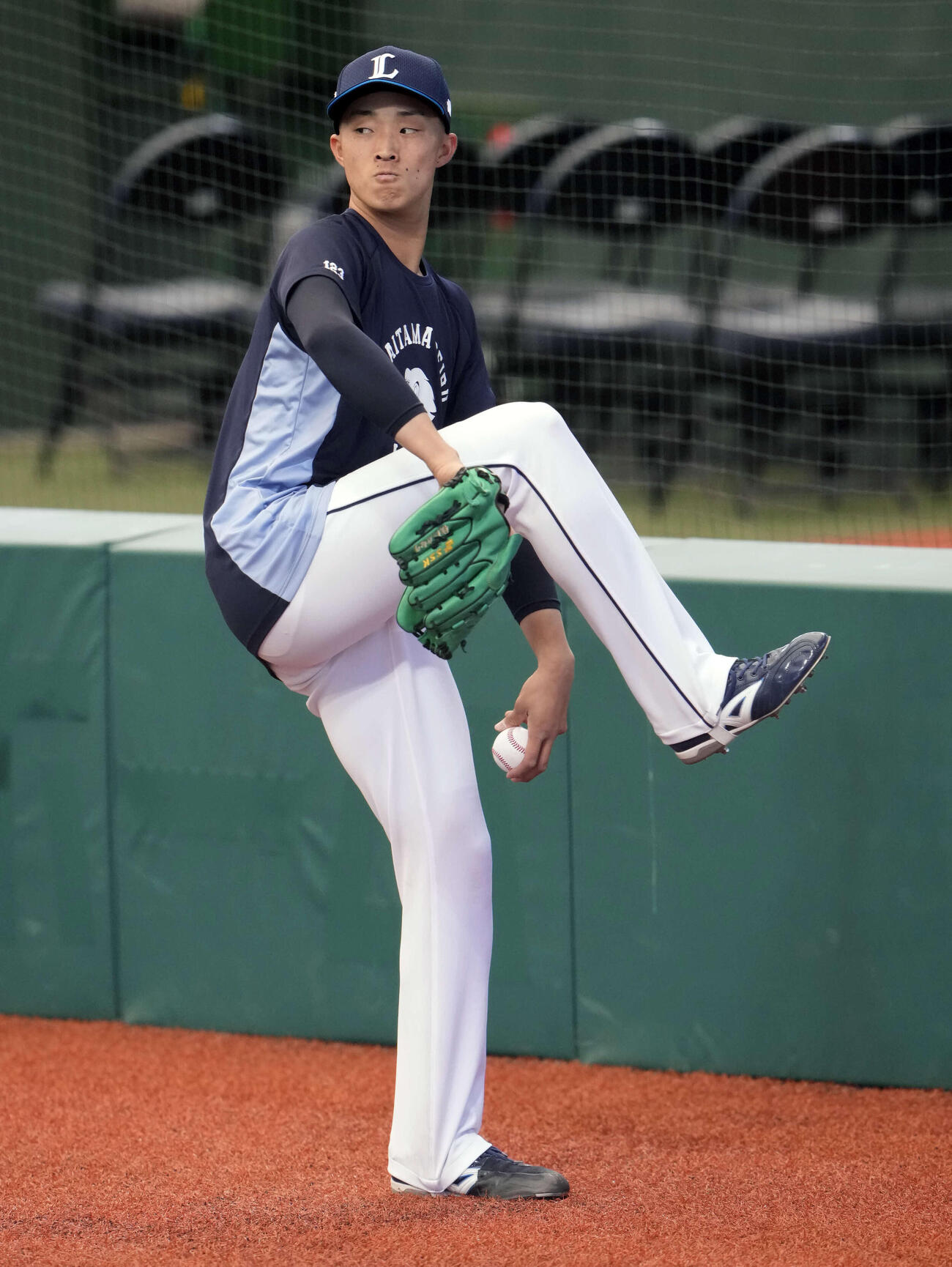 キャッチボールをする冨士（撮影・小島史椰）