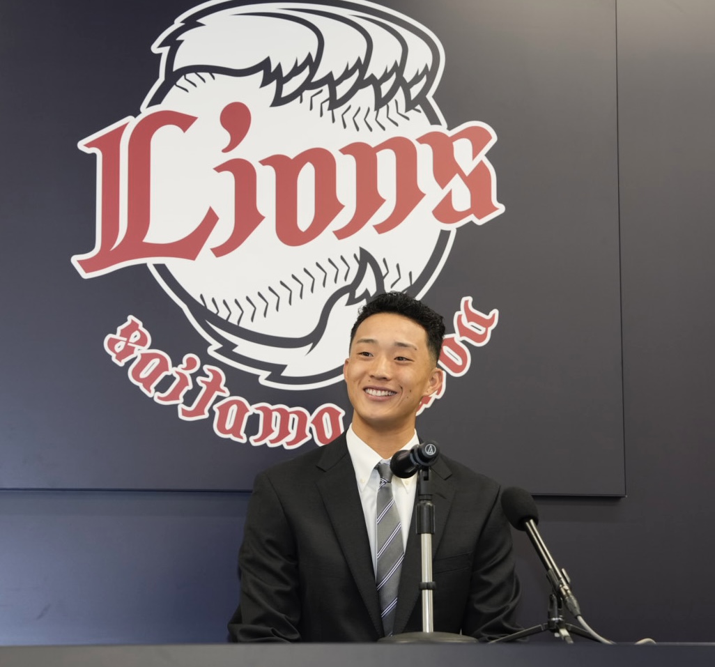 支配下登録され明るい表情で会見する冨士（撮影・小島史椰）