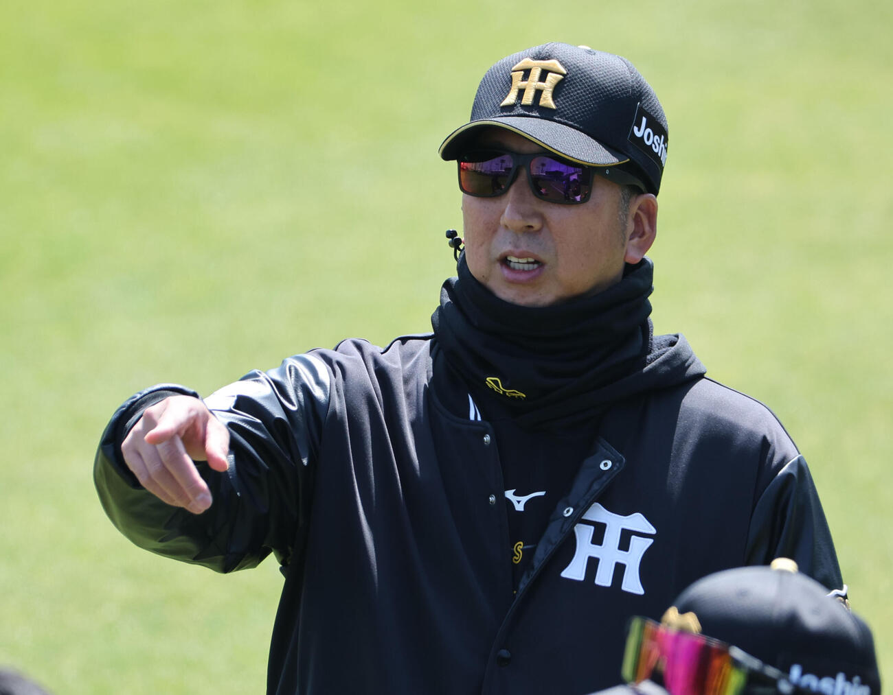 必勝祈願を終え、練習前に厳しい表情を見せる阪神藤川監督（撮影・西尾就之）